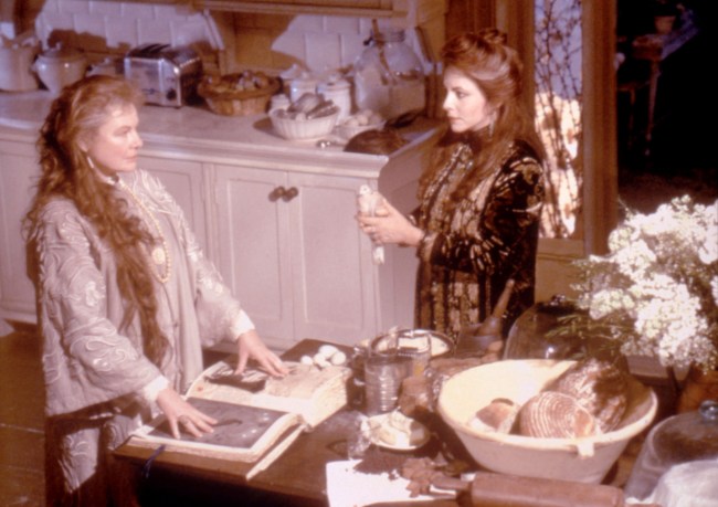 PRACTICAL MAGIC, Dianne Wiest, Stockard Channing, 1998, (c)Warner Bros./courtesy Everett Collection