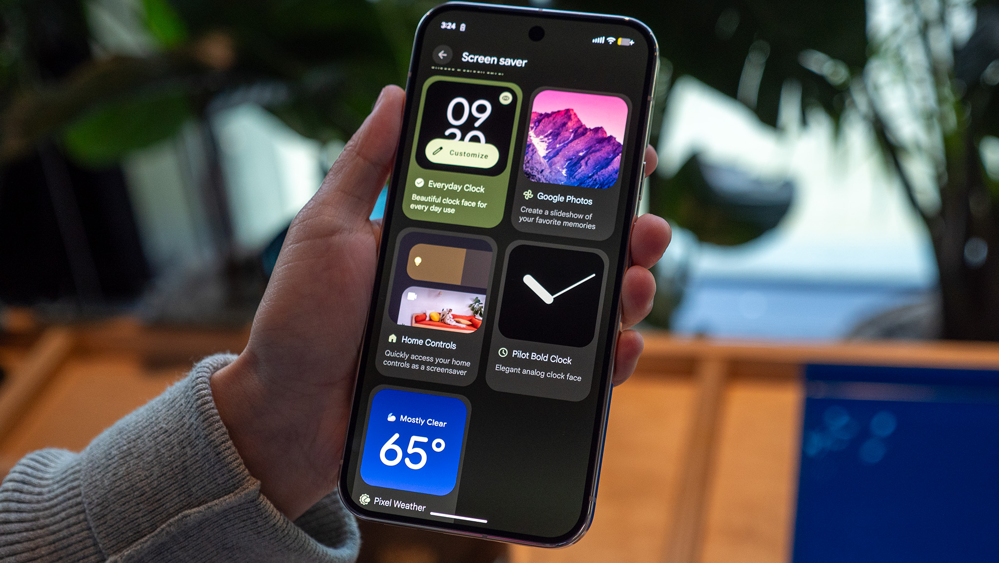 Screensaver options when using a Pixelsnap charger on a Google Pixel 10 Pro XL